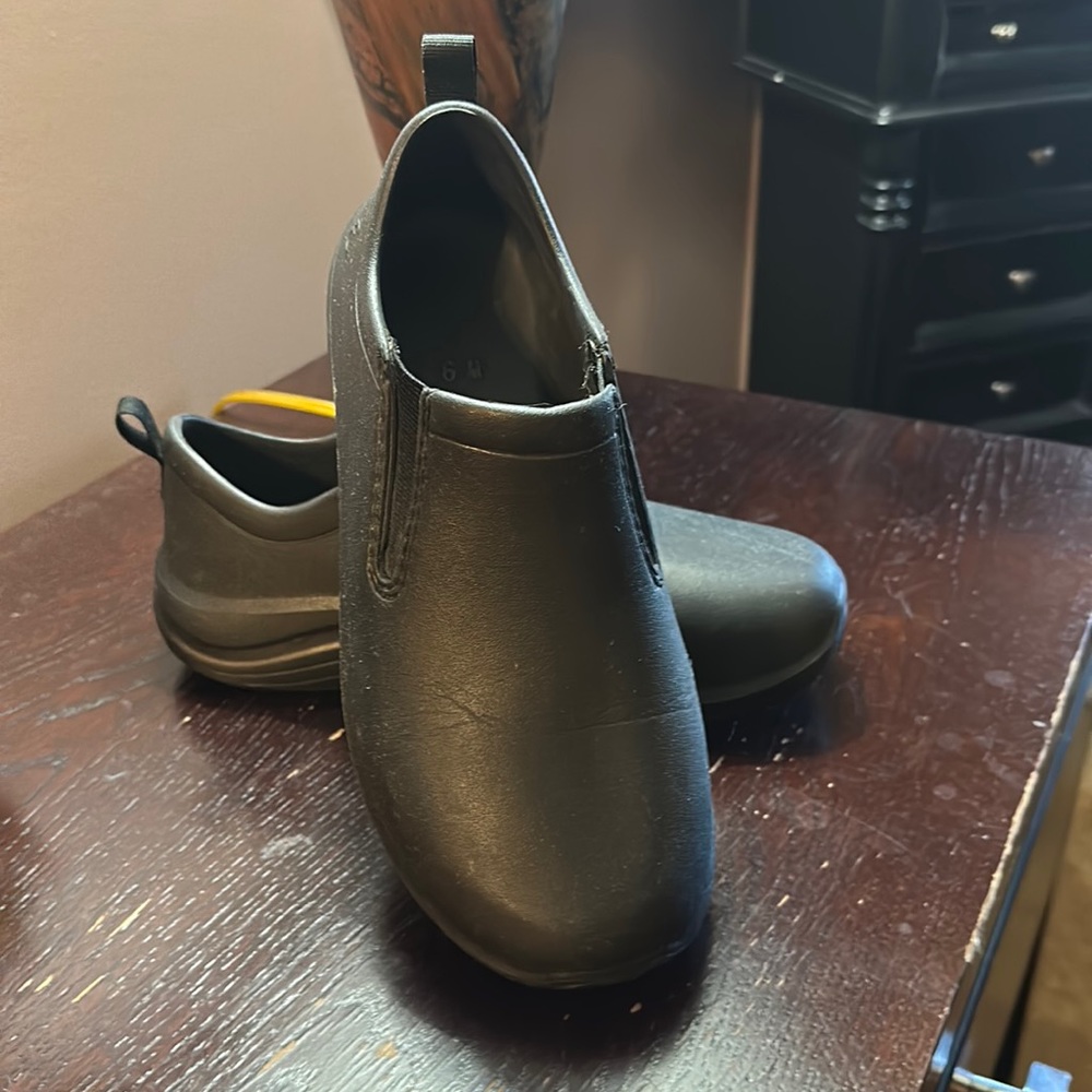 Slip resistant work shoes